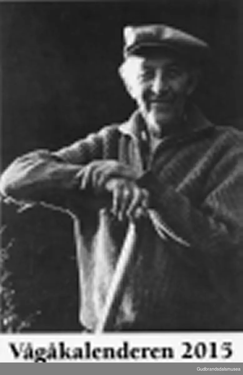 84-årige Ingvald Bøe (1908-94) som slåttekar, fotografert 1992. Han dreiv bl.a. med treskjering og snikring. Han laga også arbeidsteikningar til fleire hus og hytter.
Foto: Kjell Løkken.

Vågåkalenderen 2015, utgjevar: Vågå Kameraklubb