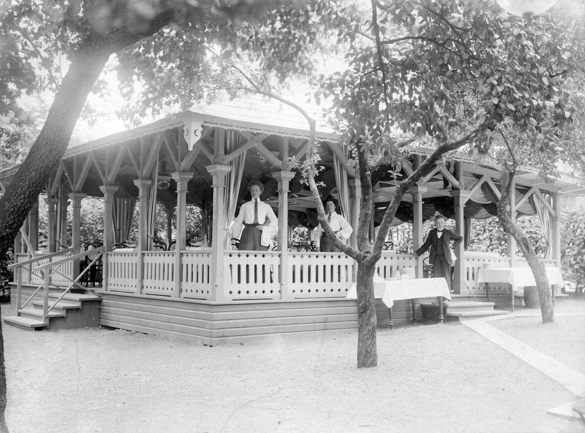 Från Grand hotells trädgård med serveringspaviljong i Linköping. Fototiden uppskattas till 1890-tal.