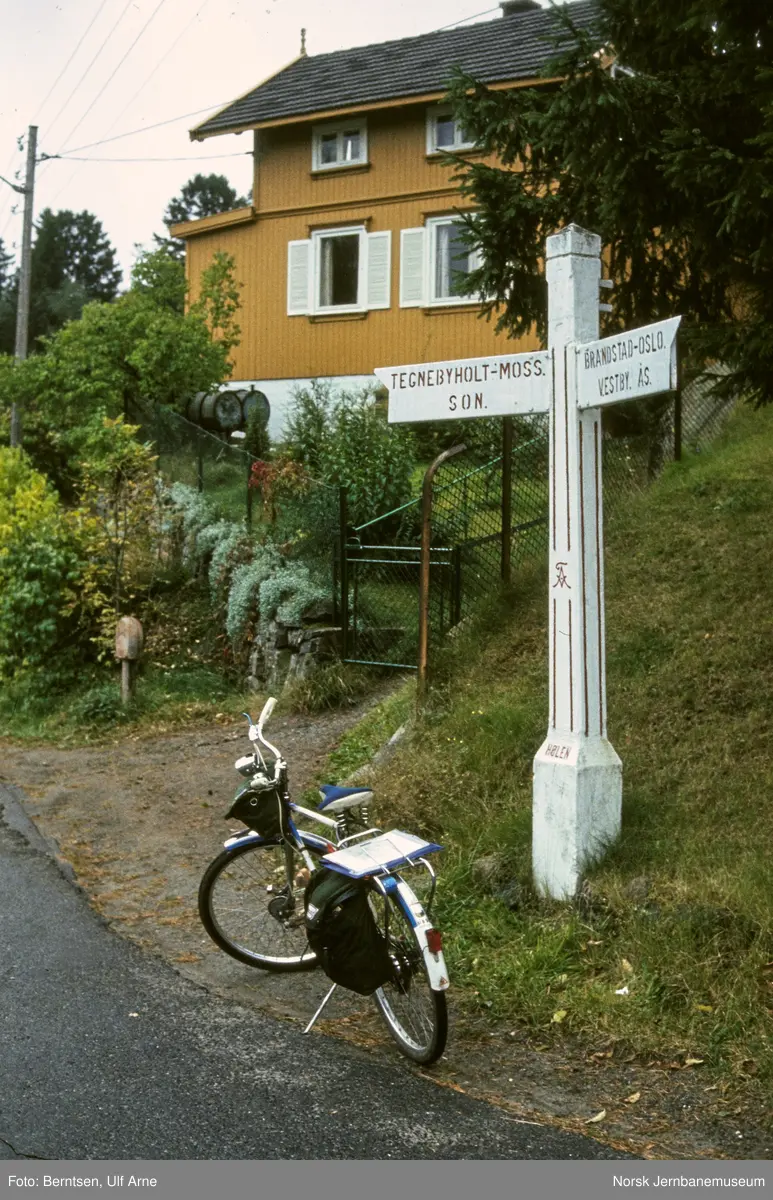 Gammelt vegskilt i tettstedet Hølen i Vestby kommune - Norsk ...