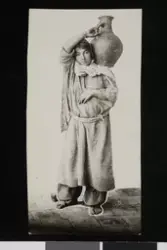 Perisk kvinne med krukke. Fotografi tatt av/ samlet inn av E