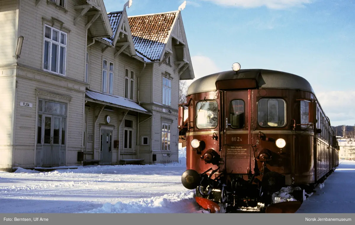 Dieselmotorvogn BM 86 24 med persontog til Kongsvinger på Flisa stasjon