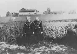 Hans og Kristoffer Bye, foran åkeren på Søndre Bye rundt 192