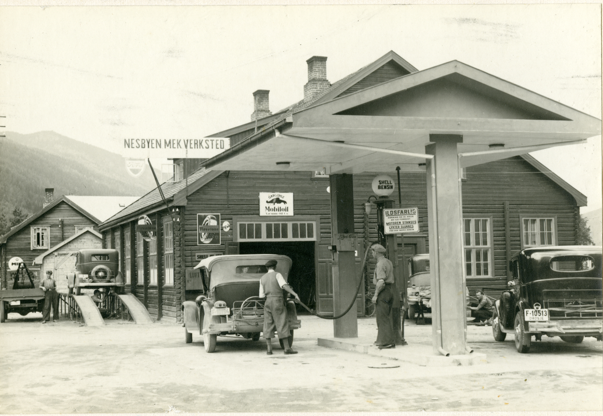 Bensinstasjon, bilverksted
Nesbyen Mek, verksted var firmanavnet da bildet blei tatt i 1934-35, men blei først registrert hos sorenskriveren 16.juni 1947. Andres Bergo fyller bensin og ved bensinpumpen står Johannes Nässelqvist.
