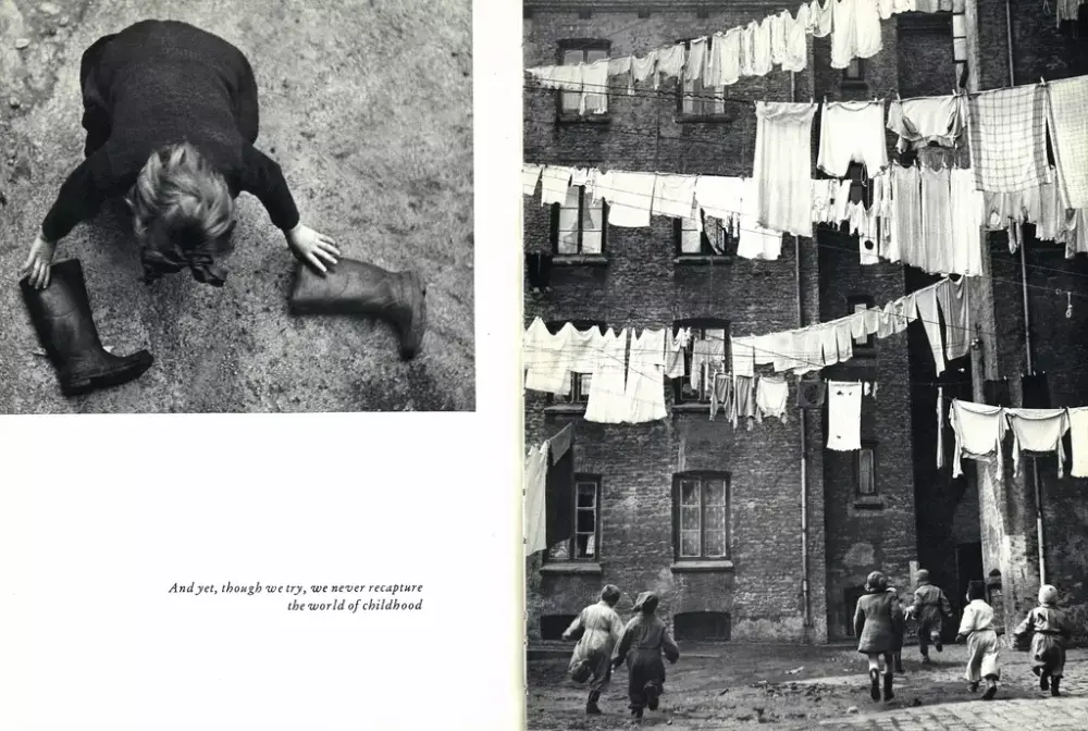 Dette oppslaget fra boken viser oss en jente med sløyfe i håret som plukker opp sine støvler. Under dette står det en tekst: "And yet, though we try, we never recapture the world of childhood". Det andre bildet viser barn som løper i en bakgård. Over dem henger det klesvask til tørk i snorer. Barnas ansikt er vendt bort fra oss.