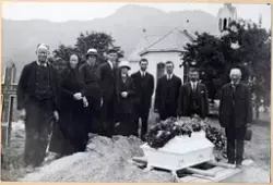 Begravelse til Barbro Meaas 1943. Fra v: Knut Nybråten, ukje