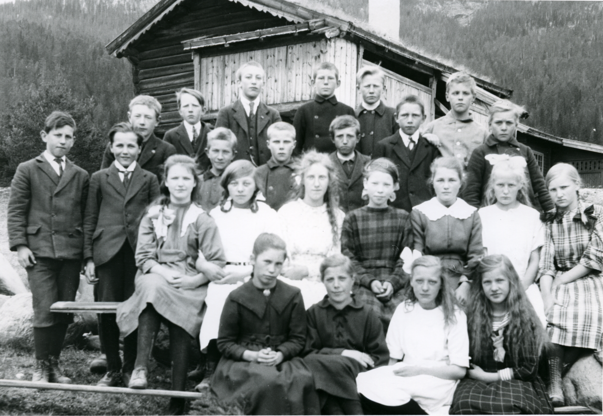 Klassebilde
Skoleklasse fra Nesbyen på Hallingdal Folkemuseum
