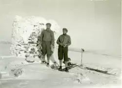 Skitur
2 personer på skitur ved en stor varde.