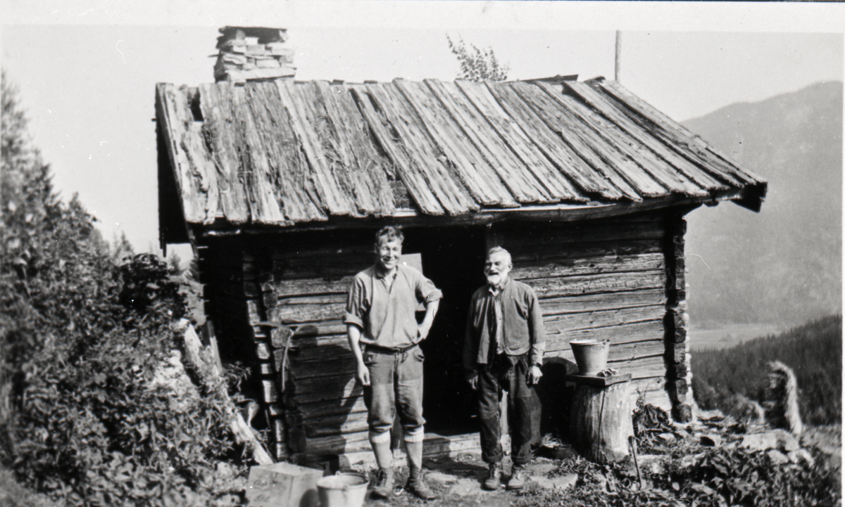 Smie/eldhus i Høllo
Eldhus i Høllo. F.h. Halgrim Sveinsson  Høllo (1853-1939) og Svein Halgrimsen Høllo (1893-1977).
