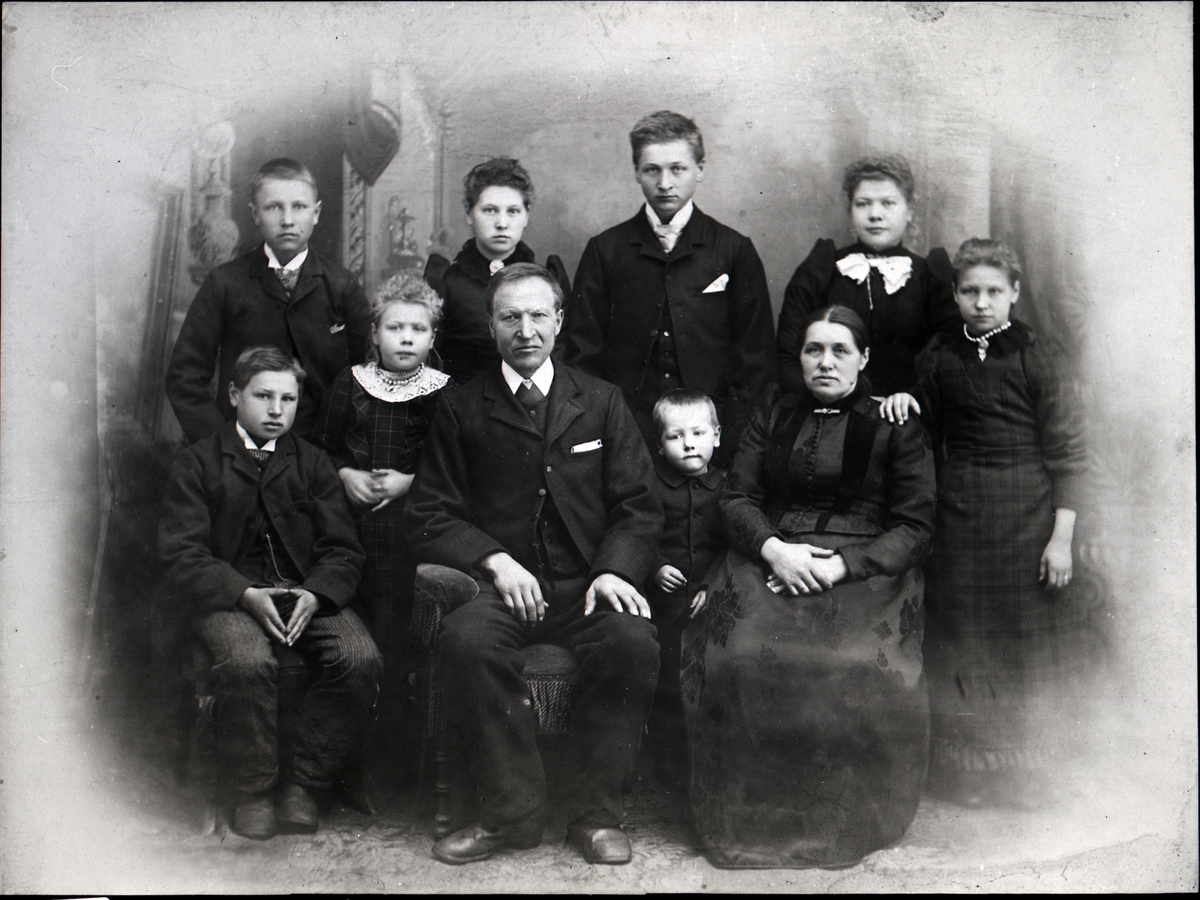 Familiegruppe
Familien Helling. Helt til venstre foran: Ingebjørg Knutsdatter (Onsgård) Gudbrandsrud
