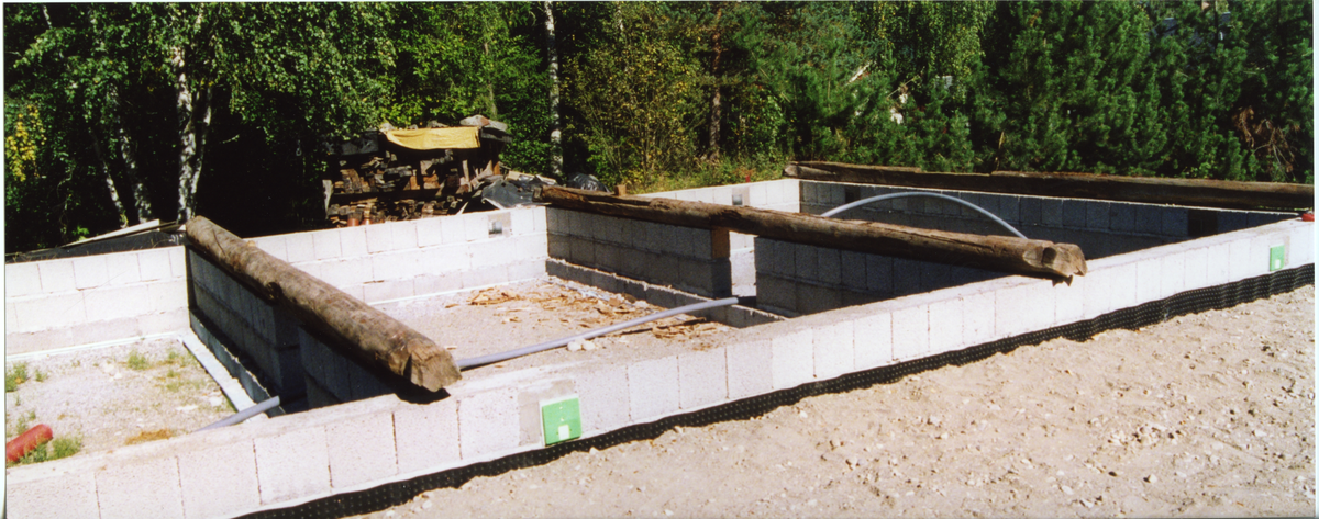 De tre første tverrstokkene er på plass for fundamentet på Høvahuset.

