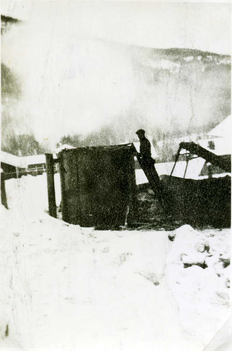 Kullbrenning på Gire 1942-43 . Engebret Stuveseth står i stigen ved stålmila under oppfyring. Doktor Ræder tok iniativet til kullbrenningen.
