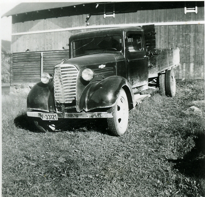 Lastebil
Den første bilen til Karsten Mehlum en Chevrolet, antagelig 1935 model
