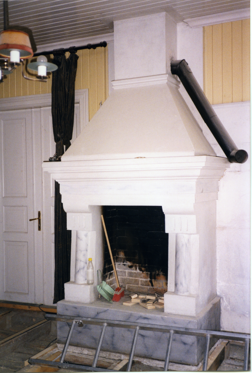 Interiør fra Nedre Trøstheim
Peis fra Nedre Trøstheim. Eier Christen Berg  (1998)
