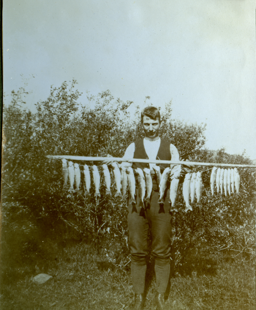 Gutt med fisk
Fiskeren &quot¤Levor fra Buhøvd&quot¤, alias Ingebret Sevre. Bildet er tatt på søre Buhovd.
Han var født 12.2.1897 og døde 23.10.1961. Han tilbragte mange år i USA, farmet i Wilsrose, ND. Han arbeidet også som journalist og var et aktivt medlem i Hallinglaget.
