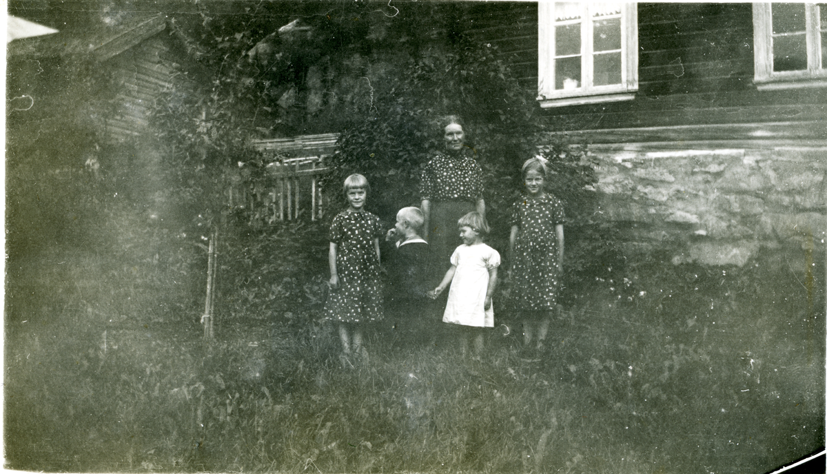 Gruppe voksen og barn, Nordhagen søre:
Fra v. Synøve Nordhagen, Halvor, Margot Selsjord, Ingebjørg, mor Oline Nordhagen bak.

