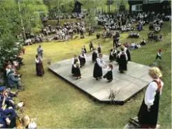 Folkemusikk. Barneleikarringer danser på museumet 17.mai.
 .