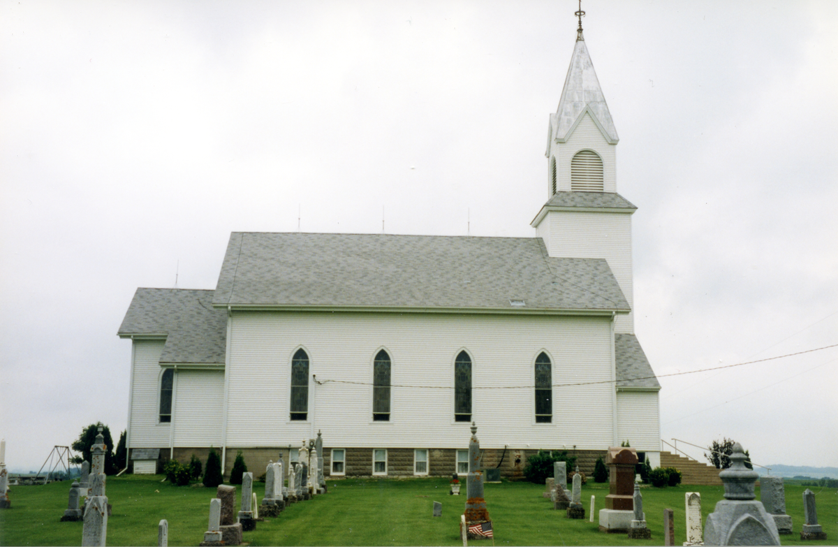 Utvandring. Mange nesninger er begravd på kirkegården ved Gunder church i Iowa.
