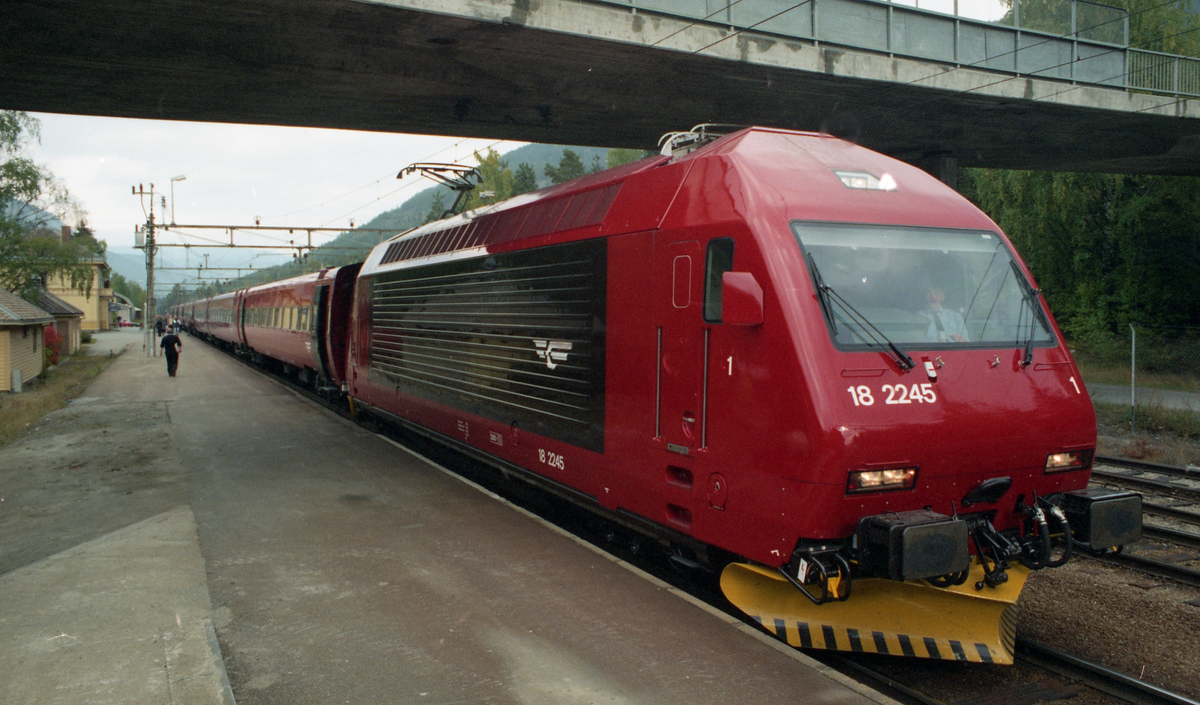 Tog
Nytt lokomotiv EL-18 på Bergensbanen.
