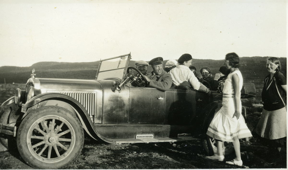Bil på Grønhovd
 Fin bil med kalesje på Grønhovd i 1935.  I passasjersetet sitter Martin Stupa, helt til høgre står Magrethe Stupa.
