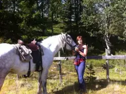 Hest
May Kristin Haga Aaslid på ridetur på Buvatn, Nes Østma