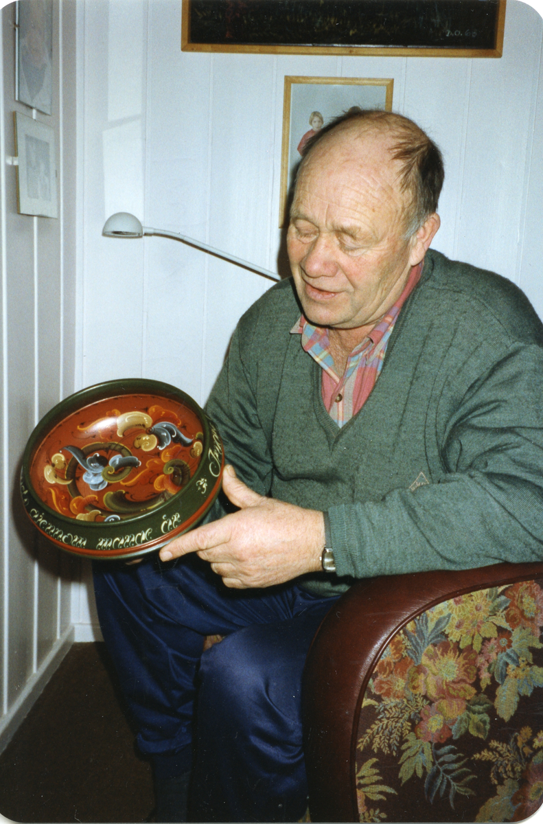 Portrett
Trygve Haraldset mottar rosemalt bolle

