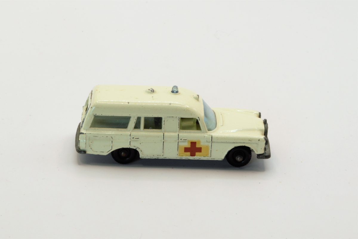 Lekebil fra 60/70-tallet. Ambulanse, sykebil. Produsert i England. Mercedes Benz, "Binz" Ambulance.
