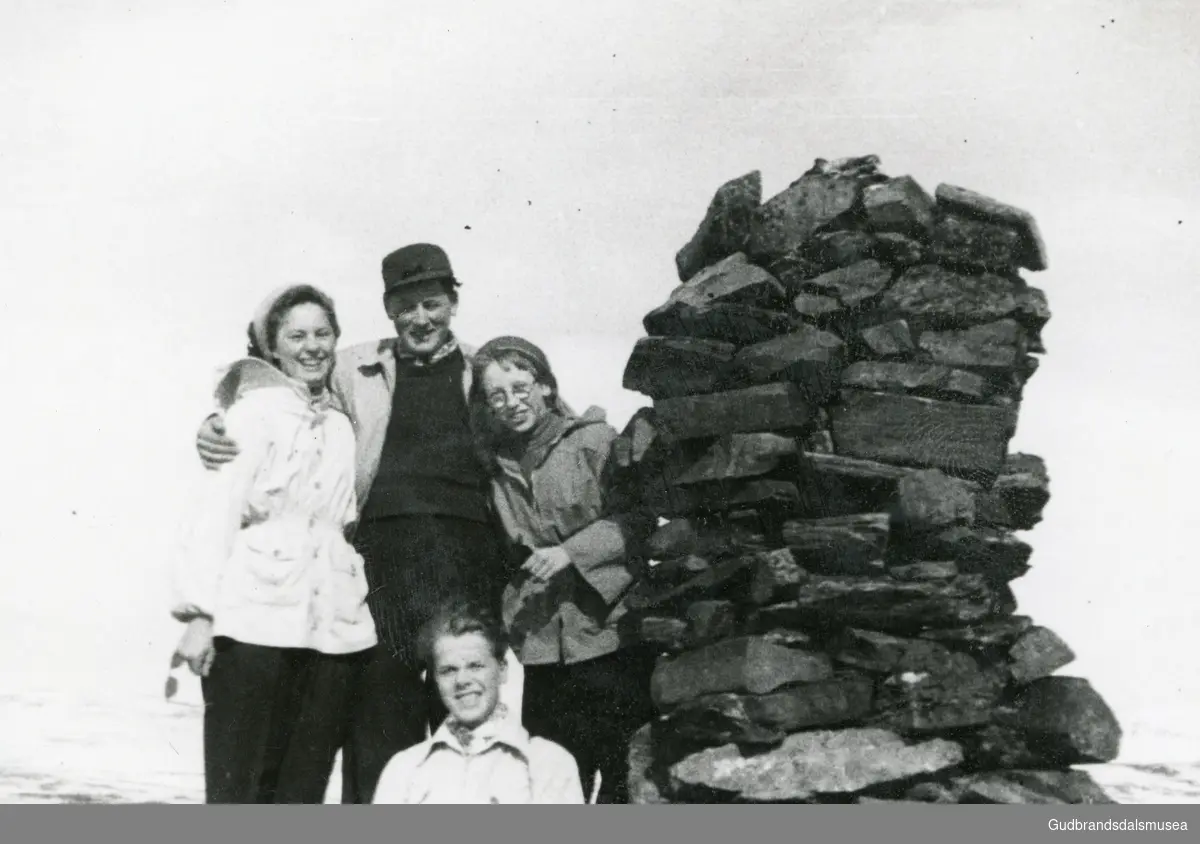 Vågå
Margit Hagen (nordi-hågå), Hans Raastad, Oskar Hagen (sy-hågå) og Mari Sveahaugen

Innlånt album fra Knut Raastad, Sande (Nordherad), Vågå. Første eier; Hans Raastad f. 1926