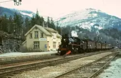 Damplokomotiv 26c 411 med veterantog på Reimegrend stasjon p