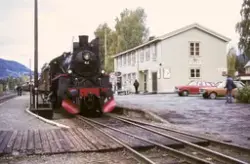 Damplokomotiv 26c nr. 411 med veterantog ved Dokka stasjon p