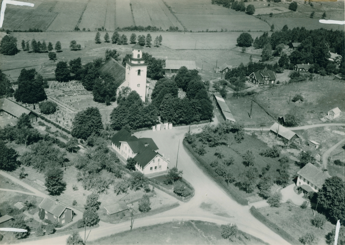 Flygfoto över Mörlunda kyrka.