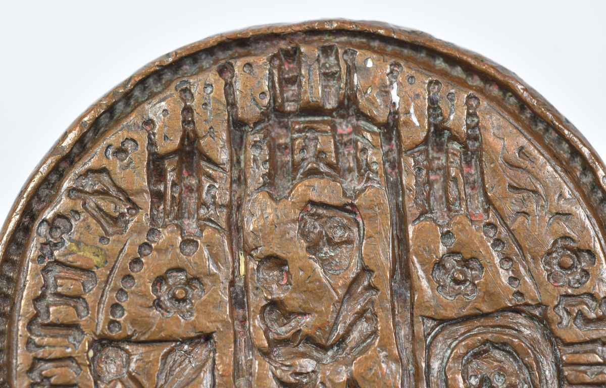 Sigillstamp i koppar med handtag av trä. Med texten: Secretum scole arosensis. Mitt på sigillet är Jungfru Maria och Jesusbarnet, på hennes högra sida är en vapensköld med ett ris och en färla korslagda och på hennes vänstra sida ses troligtvis S:t Johannes.