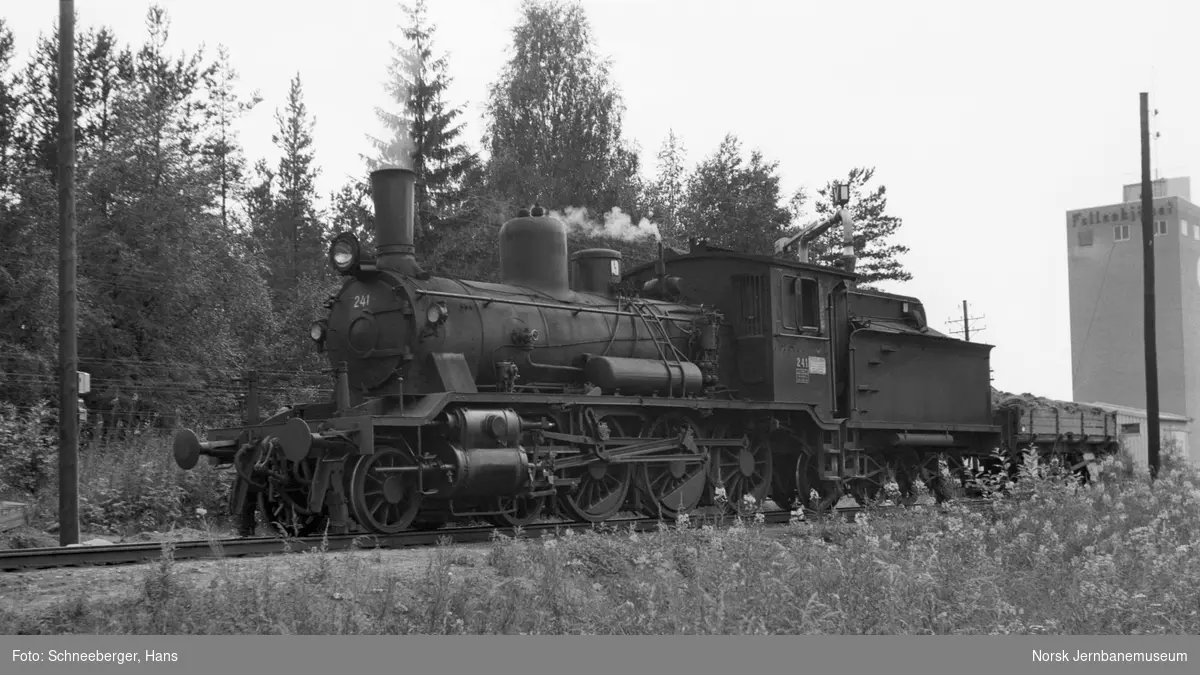 Damplokomotiv type 18c nr. 241 med grusvogn ved vannstenderen på Koppang stasjon