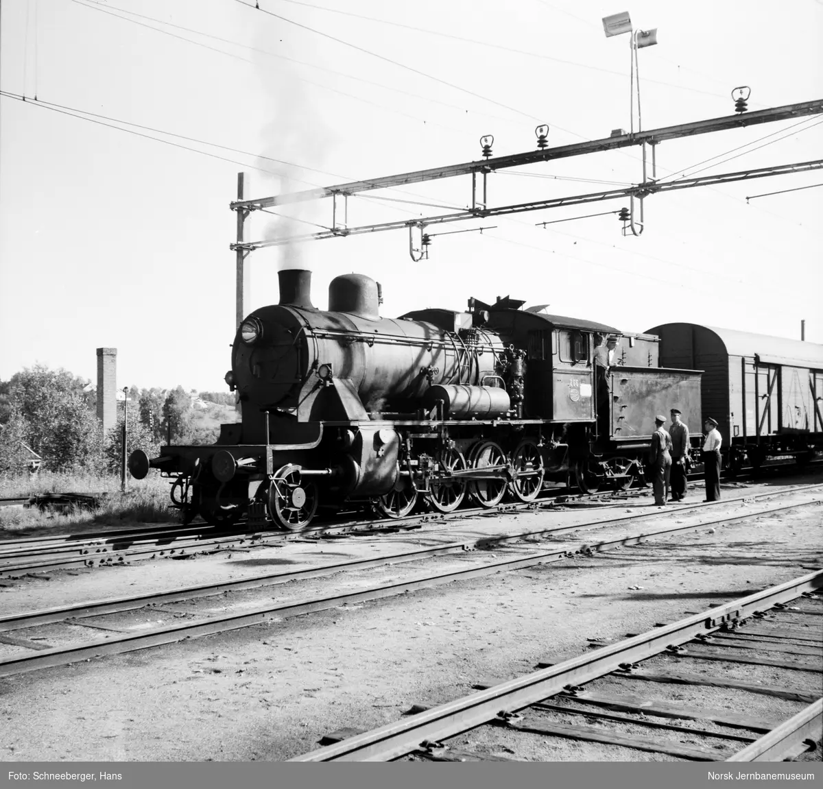 Damplokomotiv 24b nr. 266 med godstog på Hønefoss stasjon - Norsk ...