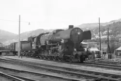 Damplokomotiv type 63a nr. 5858 med godstog retning Hønefoss
