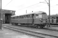 Dieselmotorvogn Bmdo 86 54 utenfor lokomotivstallen på Sundl