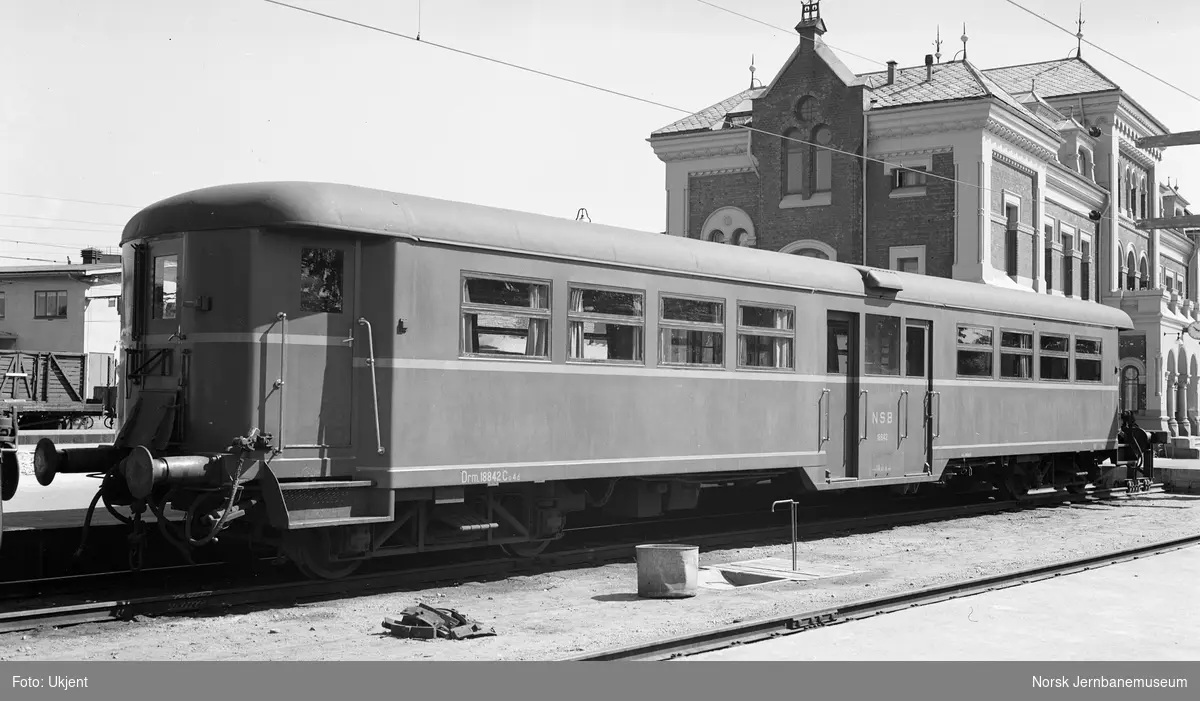 Mellomvogn for elektrisk motorvogntog litra Co4d nr. 18842 på Kristiansand stasjon
