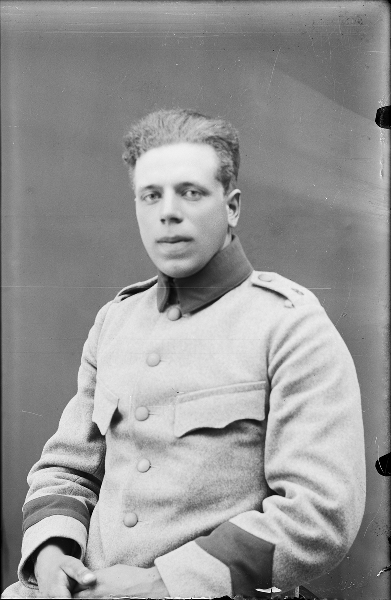 Ateljéporträtt - man i uniform, Alunda, Uppland
