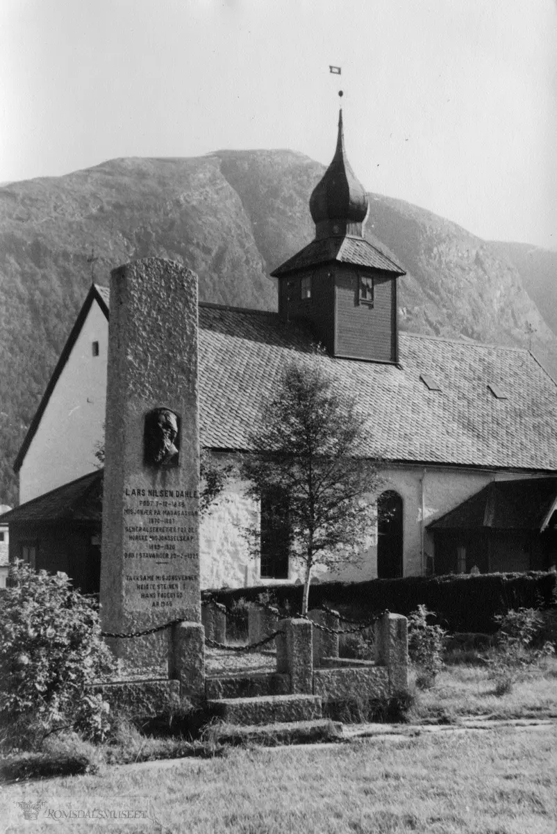 Hen kirke med bautaen ov er Lars Dahle før den vart snudd og forandra rundt den.