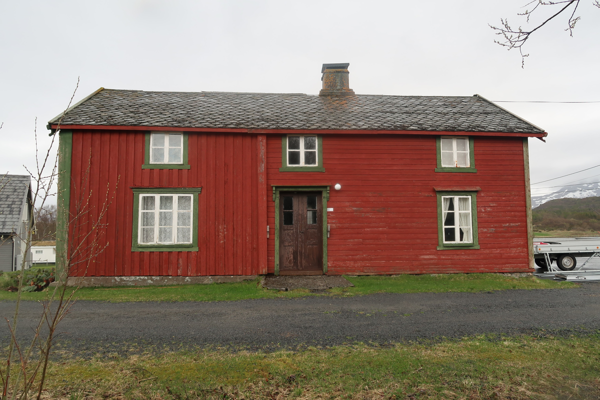 Eldste del av Borterstua ble bygd i 1860-årene. Senere er stua påbygd både i høyde og lengde. Ved århundreskiftet ble det bygd på et kammers og stue i østenden, og i 1929 et kjøkken og bislag på nordsiden.