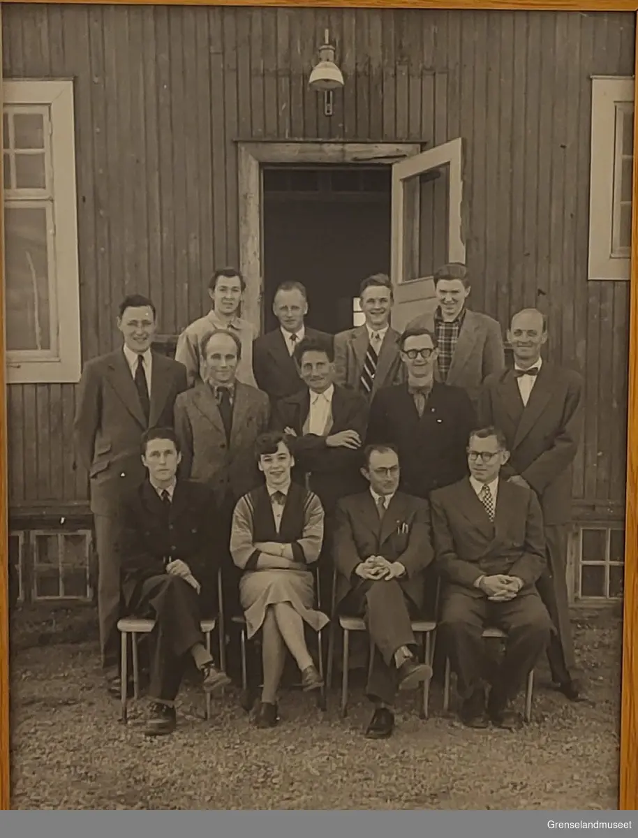 Svart-hvit gruppe portrett av oppmøtte personer til A/S Sydvaranger 50 års jubileum. 