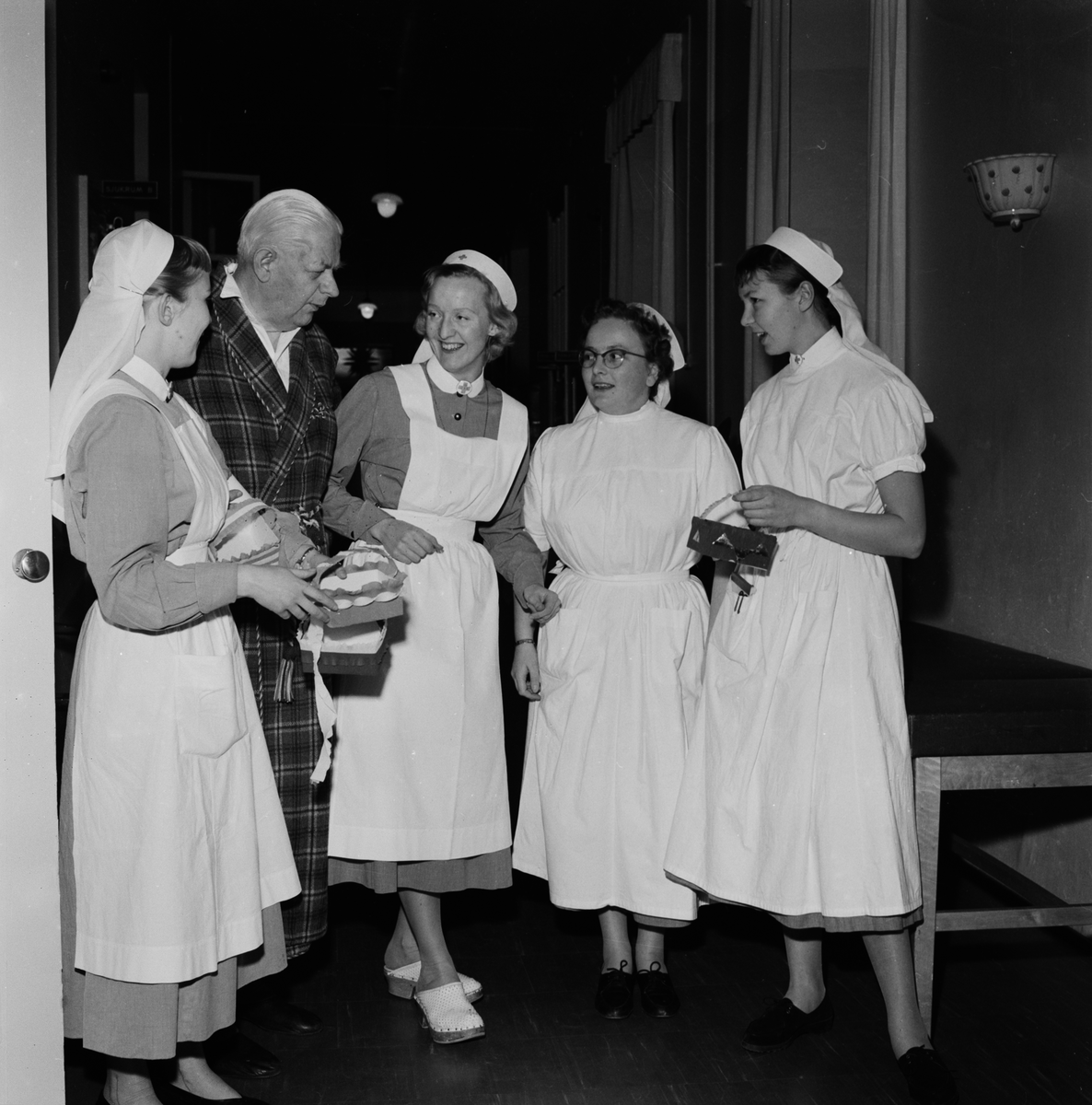 Sjukvårdspersonal i arbete på julafton, Akademiska sjukhuset, Uppsala 1957