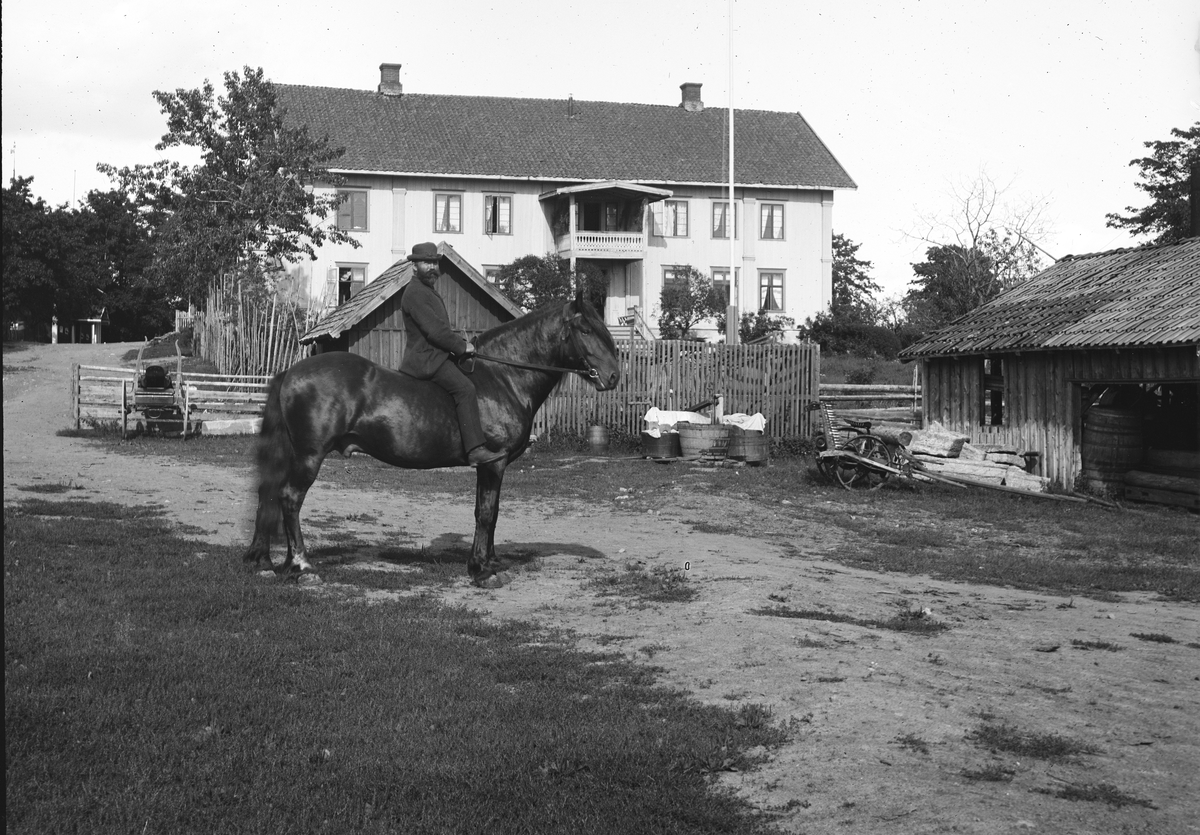 Ringsaker lille gård, Vesleringsaker, hovedbygning. gardstun, mann på hest, Øhre