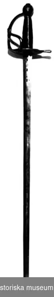 Värja, kommisvärja (ursprungligen modell 1685). 1832 ändrad till huggare för flottan. Kavelns lindning av svärtad järntråd. 