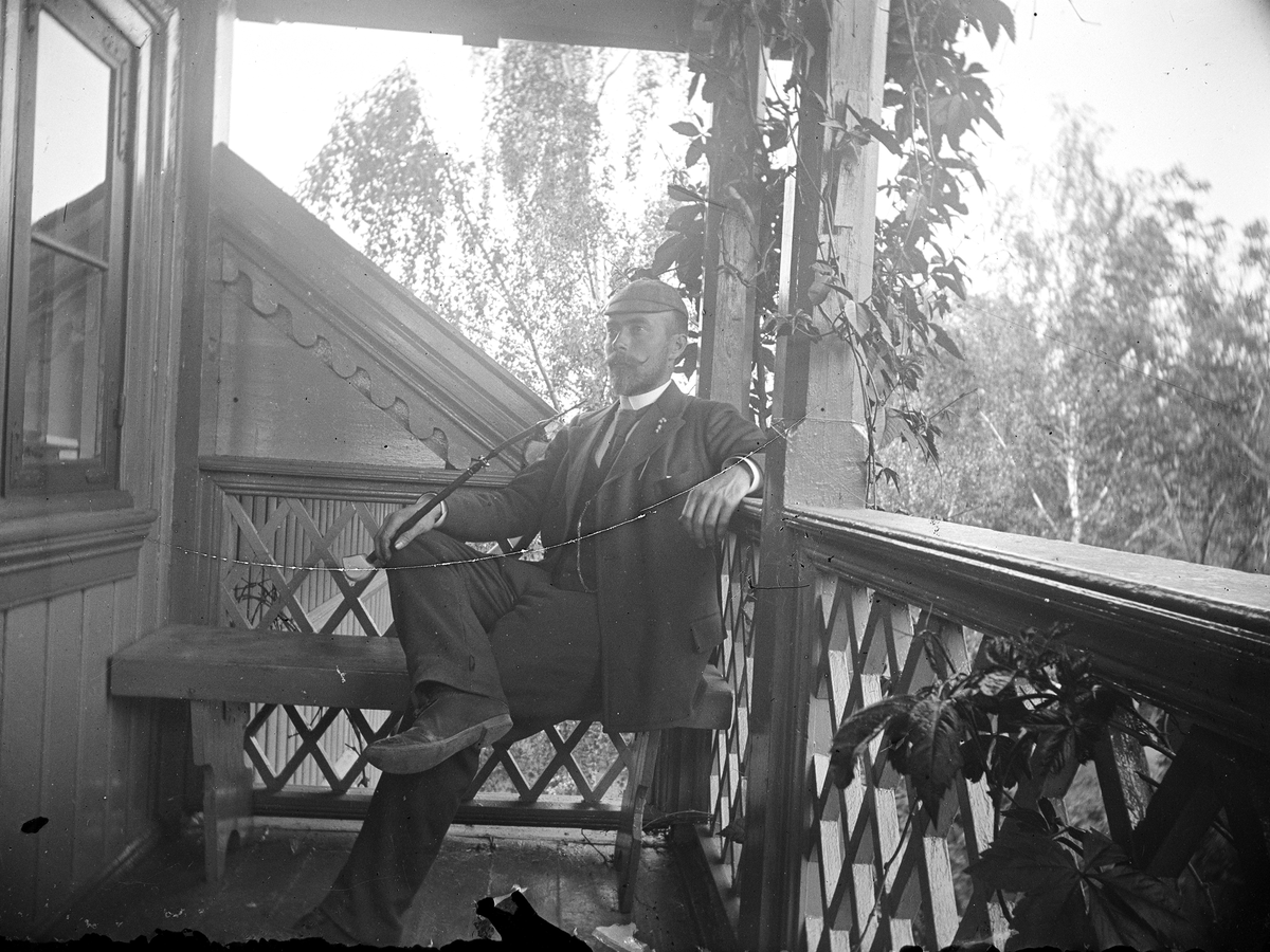 Oslo, Frognerveien 56, enebolig med veranda, mann med langpipe, ingeniør Anton Øhre bodde her da han arbeidet ved Skabo Jernbanevognfabrikk fra 1889 til 1895,
