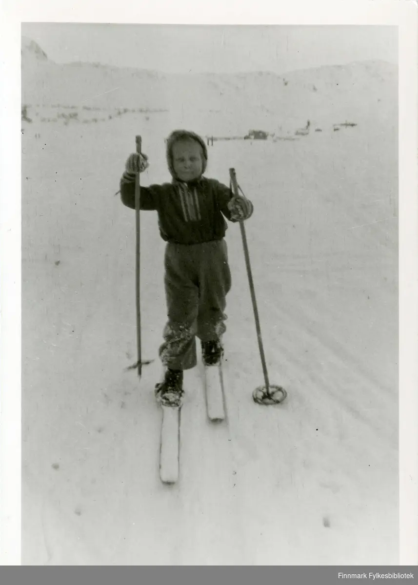 6 år gamle Eli på Storvannet i Hammerfest, vinteren 1943.