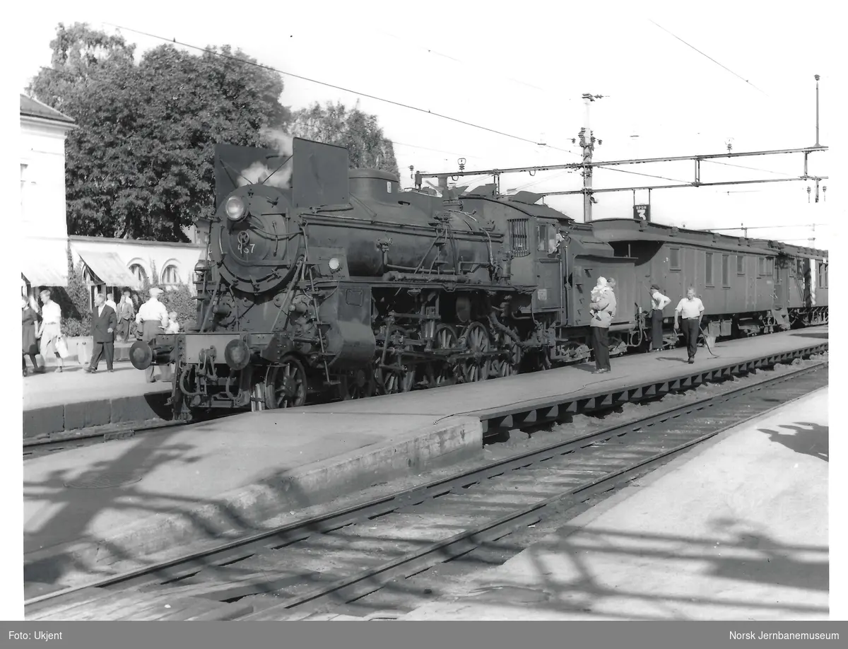 Damplokomotiv type 26c nr. 437 med persontog på Hamar stasjon