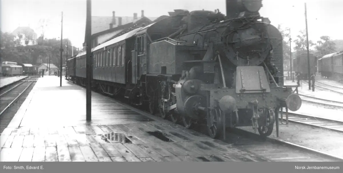 Damplokomotiv type 32c nr. 389 med persontog på Stavanger stasjon