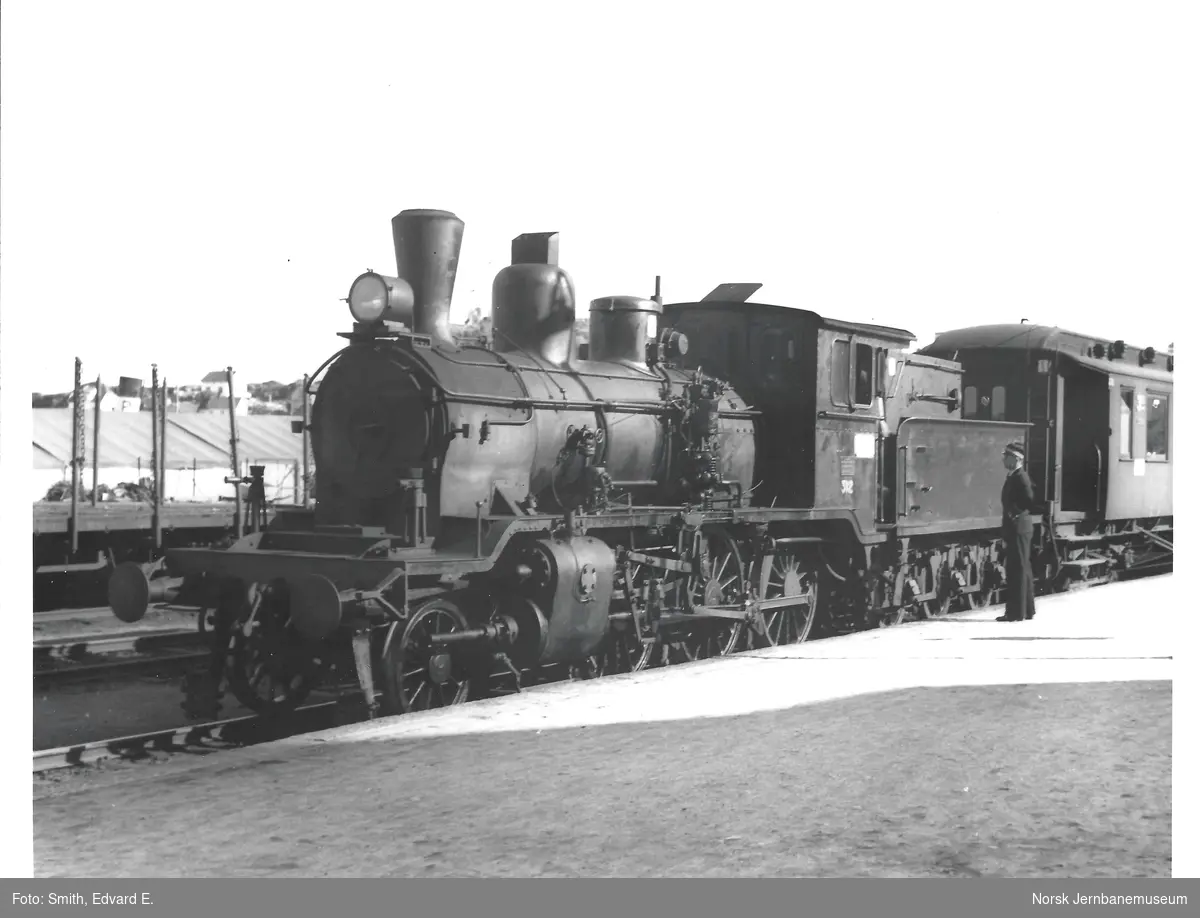 Damplokomotiv type 21b nr. 312 med persontog til Neslandsvatn på Kragerø stasjon