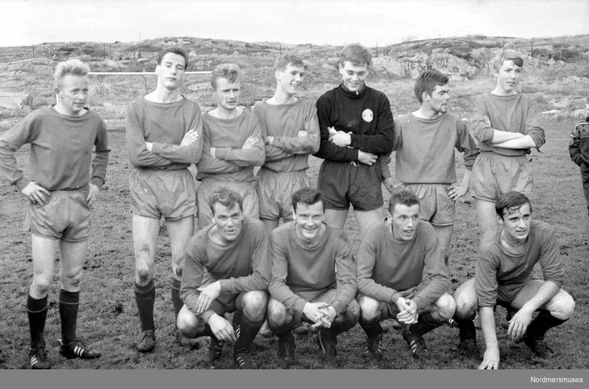 Fotballkamp. KFK - N. Gossen. Bildet er datert til august 1966. Fra Romsdalspostens arkiv.