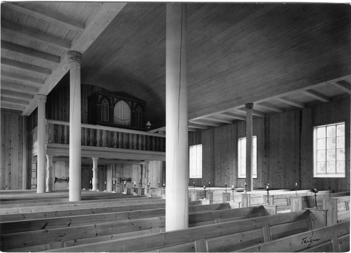 Interiør av Eggedal kirke, 1948. Blyantskisse av koret på baksiden av fotografiet.